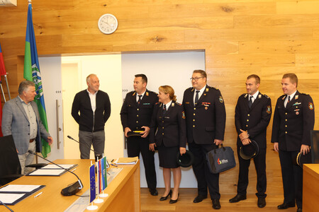 PODPIS POGODBE ZA DOBAVO GASILSKEGA VOZILA PGD GRAHOVO 01 FOTO LJUBO VUKELIČ